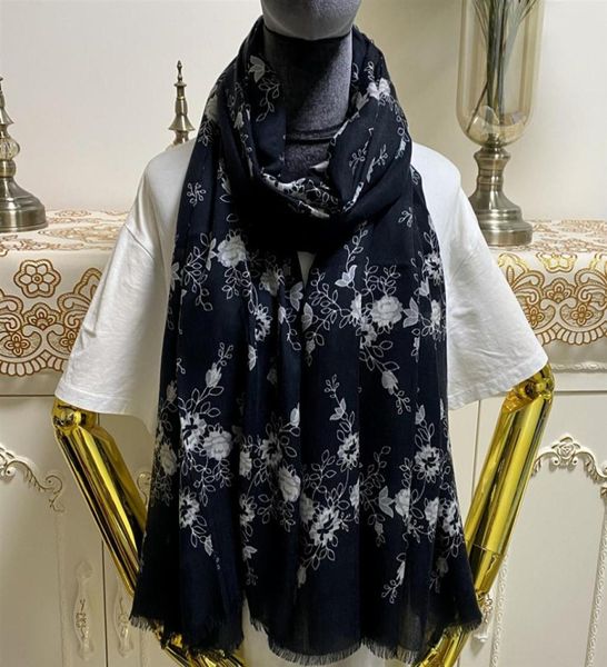 Nuevo diseño Color negro Buena calidad 100 Material de cachemir Flores de estampado delgado y suave bufandas largas para mujeres Gran tamaño 200cm 100C7246653