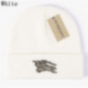 Nouveau design Caps Boneie Winter Designer Hat Bucket Bucket Mans / Lettre pour femmes UG Bonnet Fashion Design Chapeau tricot Fall Woolen Jacquard Unisexe Gift D8