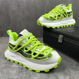 Nouveau design Sneaker Chunky pour les hommes couvre les chaussures de planche à fond Fode Cuir décontracté en cuir respirant Agmentation des chaussures de plate-forme interne