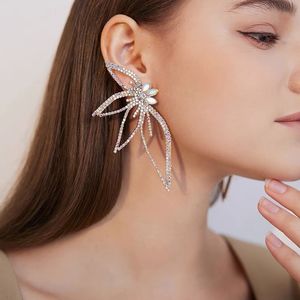 Nieuw design European American mode overdreven oorbellen grote vlinder inleg diamanten bloemoor oor noppen ph-020