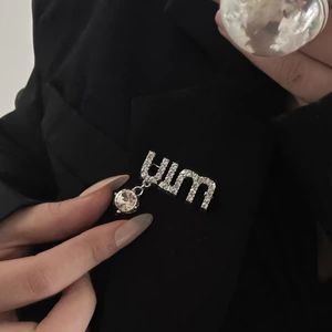 Nouveau Design exquis luxe MIU lettres incrustées brillant plein strass broche femme Bijouterie Corsage robe manteau accessoires
