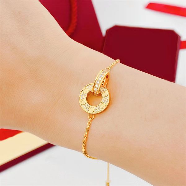 Nuevo diseño de Color dorado para mujer, pulsera de cadena de titanio de lujo, regalos de moda para mujer, joyería al por mayor, envío directo