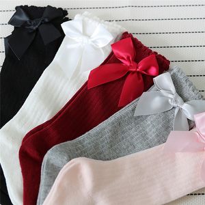 Nouveau design enfants chaussettes tout-petits filles grand arc genou haut long doux coton dentelle bébé chaussettes M1285