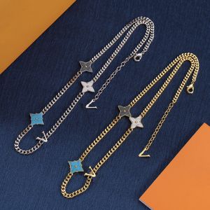 Nouvelle lettre de conception Colliers de pendentif Long Chain Pendants Collier Collier en acier inoxydable Collier Bijoux Gift