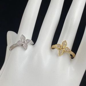 Nieuw ontwerp glanzende geluksbloem sterbloesemring wit goud en diamanten damesringen designer sieraden R0028
