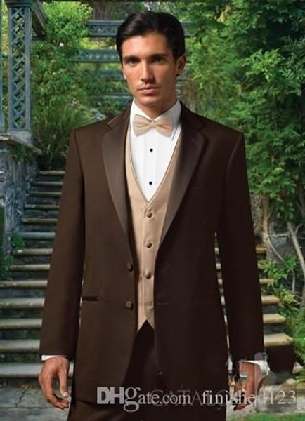 Nuevo diseño de dos botones, esmoquin de novio marrón, padrinos de boda, mejores trajes de hombre, trajes de chaqueta de boda para hombre (chaqueta + Pantalones + chaleco + corbata) NO: 556