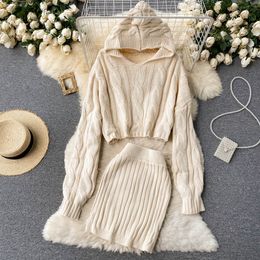 Nouveau design femmes printemps automne laine grossière tricoté à capuche pull court haut et taille haute mini jupe twinset robe costume