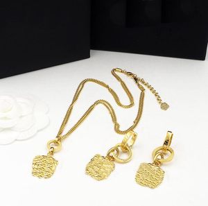 Nouveau Design Colliers En Laiton Clous D'oreilles Boucle D'oreille Diamant Rose Tête De Méduse Portrait Motif Pendentif Ensembles De Bijoux Pour Femmes Banshee Plaqué Or 18K Bijoux De Créateur 18