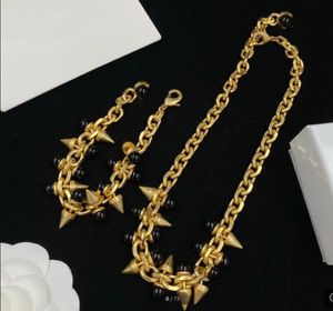 Nuevo diseño Gargantilla remaches Collares Mujer cadena gruesa Pulsera perlas Greca picos grabados Medusa Retrato Estilo punk Diseñador Conjunto de joyas SERE --11