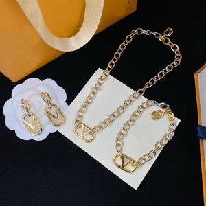 Nuevo diseño de cadena de gradiente de oro y plata, collar de empalme, pendientes colgantes con letras, pulsera gruesa, conjuntos de joyas con caja LVS24-01
