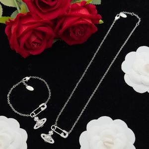 Nieuw ontworpen Lucrece Pearl Necklace Saturn Clendant Women Crystal-Encrusted Orb Safety Pin Motif Wedding Sieraden Sets Designer Sieraden N0250