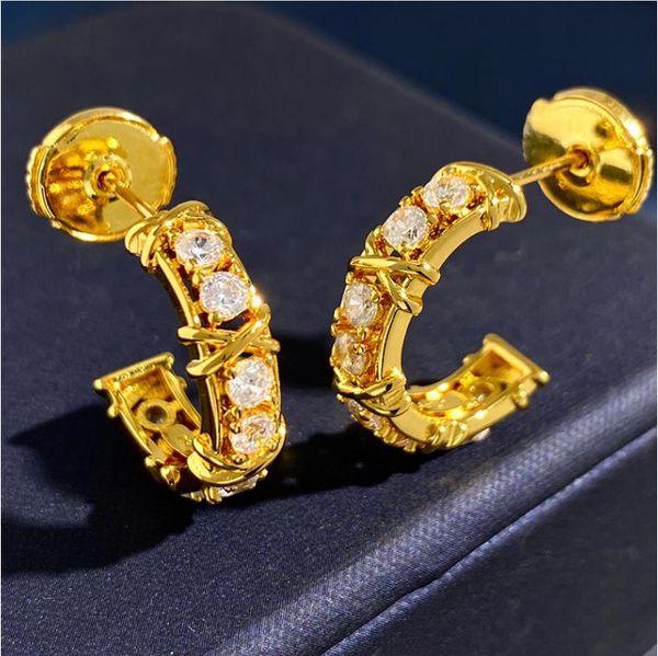 Nouvelles boucles d'oreilles de luxe conçues avec zircon incrusté de diamants en métal lisse X caractère croisé sur les femmes en forme de C de diamants complets bijoux de clous d'oreille