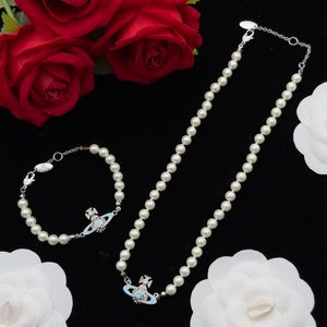 Nouveau collier de perle conçu Couleur en émail bleu Saturne Saturne Femmes MOTIF DU MOTIF PIN DE SÉCURITÉ ORB CROST CROST