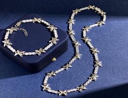 Nieuw ontworpen hanger ketting koper 18K Goldplated Shiny Metal X letters Micro -inlays Diamanten Luxe vrouwen Bracelet oorring COU46725083