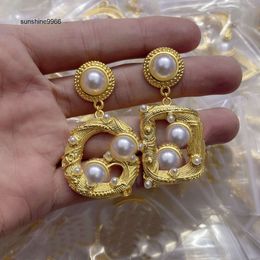 Nieuwe ontworpen studs Brass Diamonds oorbellen D Letters White Pearls Hangers 18K Gold vergulde anti -allergie dames oorclip Designer sieraden geschenken der1 -03 ccc
