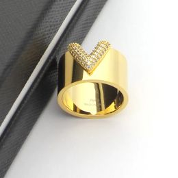 Nuevo diseño de joyería de acero de titanio redondo V letra monograma brillante anillos de diamantes anchos mujeres hombres anillos de boda joyería de diseño Hiphop