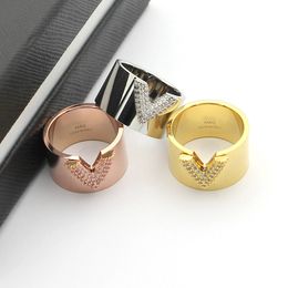 Nieuw ontworpen titanium stalen sieraden ronde V brief monogram glanzende brede diamanten ring dames heren trouwringen designer sieraden R023888