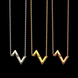 Nouveau design de bijoux en acier titane lettre V avec diamants bracelet en or 18 carats pour femmes collier de mode bijoux de créateur LVN011