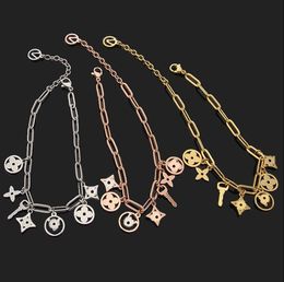 Nouveau conçu bijoux en acier titane V lettre quatre feuilles fleur couleur secondaire collier long bracelet de couleur secondaire bijoux de créateur de mode LVdd