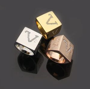 Nuevo diseño de joyería de acero de titanio con letra V, monograma, anillo de diamantes ancho brillante, anillos de boda para hombres y mujeres, joyería de diseño H65