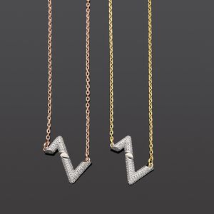 Nouveau design de bijoux en acier titane lettre V avec diamants bracelet en or 18 carats pour femmes collier de mode bijoux de créateur LVN0124