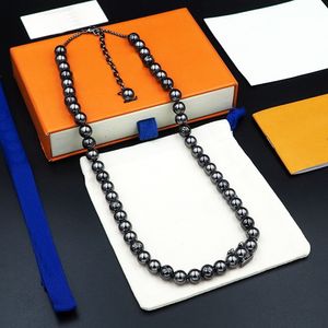 Nieuw ontworpen Titanium Stalen Sieraden V-letter zwarte kralen ketting mode oorbel Armband Designer Sieraden LV019001