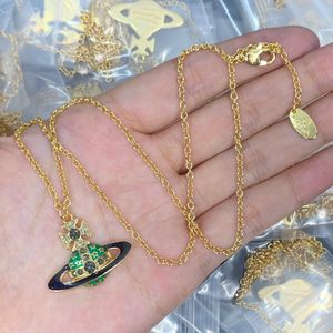 Nieuw ontworpen Willa Bas Relief Hanghangende ketting Saturn Women Crystal-Encrusted Orb Safety Pin Motif Wedding Sieraden Sets Designer Sieraden N0251