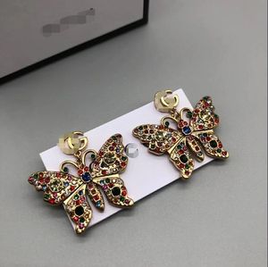 Nuevo diseño de aretes con letras para mujer, latón, oro de 18 quilates, mariposa colorida, diamantes llenos, aretes colgantes, aretes para damas, piezas de bodas, regalos, joyería de diseñador GE-0198