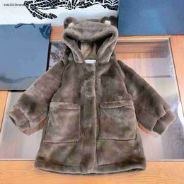 Nuevo abrigo de diseñador para bebé, chaqueta de piel sintética para niños, talla 80-150, cazadora de invierno para niña con lindo sombrero con orejas de oso Dec05