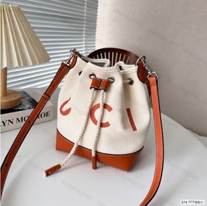 Nuevo bolso de diseñador bolso de lona bolso de mujer estilo Europa y Estados Unidos bolso de mujer de diamantes bolso de cubo de piel de vaca moda todo sentido superior 21 CM