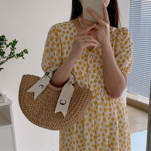 Nouveaux sacs de créateurs pour femmes Sac à godet tissé boisé plaqué Gold Boucle en métal Paille Blanc Blanc Brave courte Sac de messager Plage Summer Simple XB168 C4