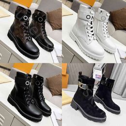 Nuevas botas de diseñador Mujer Martin Botas plataforma Pisos negros Bota de combate Botines con cordones de tacón bajo cadenas de cuero logo hebilla para mujer Zapatos de diseñador de lujo 35-41