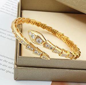 Nouveau créateur bracelet luxury en acier inoxydable boucle de boucle croix bracelet lettre pendante bracelet mode bracelet féminin bracelet classique en forme de coeur en forme de coeur