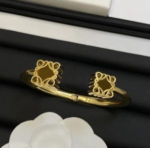 Nouveau créateur bracelet luxe en acier inoxydable à ressort de boucle de boucle bracelet croix de bracelet bracelet de tracelet de mode bracelet féminin