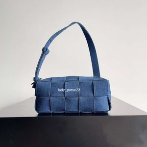 Nuevo bolso de hombro clásico de diseñador, bolso de mujer a la moda, bolso de mano tejido vaquero versátil azul oscuro, bandolera pequeña cuadrada B50V