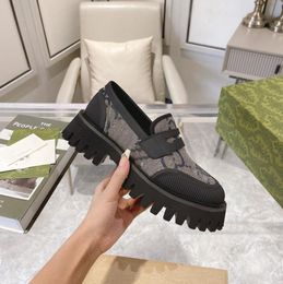 Nuevo diseñador Comfort Monolith Cuero cepillado Mocasines de mujer Zapatos casuales Triángulo Patente Oxford Zapatillas gruesas Mujer de lujo Zapatillas de deporte clásicas mate para exteriores