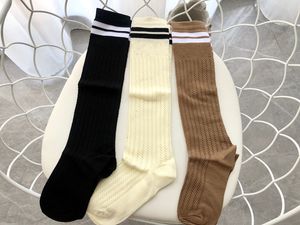 Nouveau Designer Coton Net Bonneterie Chaussettes Bas Pour Femmes Mode Dames Filles streetwear Sports Stripied Chaussette Bas Vente Chaude