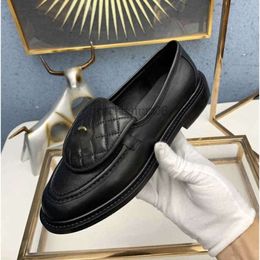 Nuevo zapato de vestir de diseñador Mocasines negros Mujer a cuadros hebilla acolchada C Zapatos de plataforma Zapatos de cuero brillantes Zapatillas gruesas Zapatos de piel de becerro Mulas de lujo