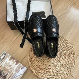 Nuevo diseñador Zapato de vestir Mocasines negros Mujer a cuadros hebilla acolchada C Zapatos de plataforma Zapatos de cuero brillante Zapatillas gruesas Zapatos de piel de becerro Mulas de lujo 02
