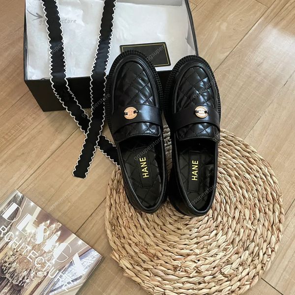 Nouvelle chaussure habillée de créateur Mocassins noirs Femmes Plaid matelassé Boucle C Plate-forme Chaussures Chaussures en cuir brillant Chunky Sneakers Chaussures en cuir de veau Mules de luxe 02