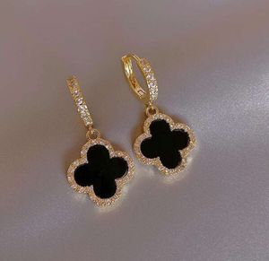 Nouvelles boucles d'oreilles de créateurs Boucle d'oreille de trèfle à quatre feuilles pour femmes senior classique petit vent parfumé nouvelle bague d'oreille 18 carats or lumière luxe flash hommes earloop1