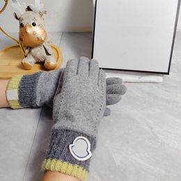Nuevo diseñador de moda guantes tejidos con letras Otoño Invierno guantes de lana Forro cálido más guantes de terciopelo guantes con pantalla táctil