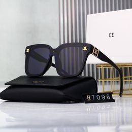 Nouvelle créateur de lunettes de soleil de mode pour femmes Lettre de la lettre miroir jambe incrustée diamant plage ombrage UV Protection de lunettes polarisées Cadeau avec boîte