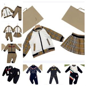 Nouvelle robe de fille de créateur Costume de haute qualité Vêtements de sport à manches longues Jupe de costume frère et sœur 2 Robe de printemps pour enfants Taille de cadeau de Noël 90cm-150cm g011