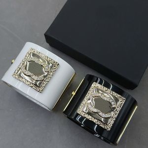 Nouveau créateur bracelet en diamant en or pour femmes bracelets de bracelet blanc noir en acrylique bracelets reproduction de marque officielle cadeau premium