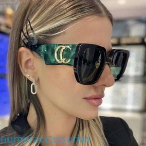 Nouveau créateur de lunettes de soleil de marque haut de gamme luxe pour les femmes pour femmes hommes de mode de mode été polarisés verres de soleil lettres de jambes lentilles unisexes avec boîte