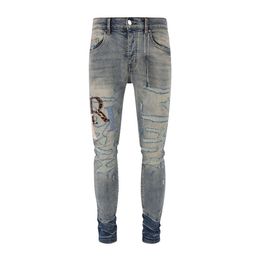 Nieuwe designer jeans High Street trendy merk gescheurde letters gepatcht met geborduurde gaten elastische slim fit gewassen blauwe jeans voor heren