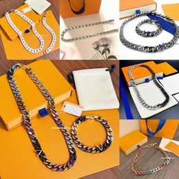 Nouveaux bijoux de créateurs Couleur bonbon de luxe Collier de chaîne de créateur Hip Hop Lettre Pendentif Chaîne cubaine Monogramme Chaîne Bijoux Chaîne pour hommes et femmes 15 styles Saint-Valentin