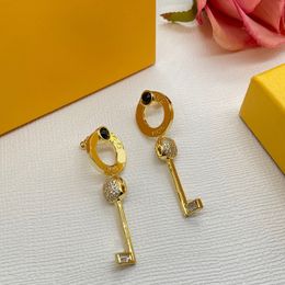 Neue Designer Schlüssel Ohrstecker für Frauen Luxurys Designer Herz Gold Ohrring Mode Brief Ohrring Schmuck Mit Gratis Box 2210274Z