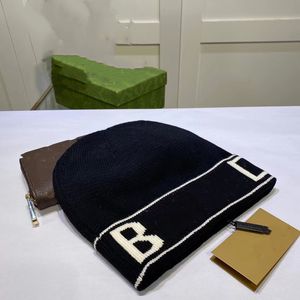 Nouveau chapeau tricoté de créateur pour hommes et femmes d'hiver, chapeau en laine de lettre imprimée classique sans bride d'urinoir de haute qualité, disponible en cinq couleurs